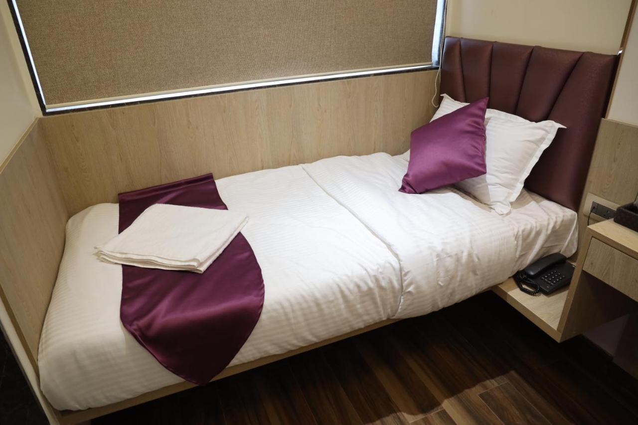 Vishal Hall Hotel Bombay Eksteriør billede