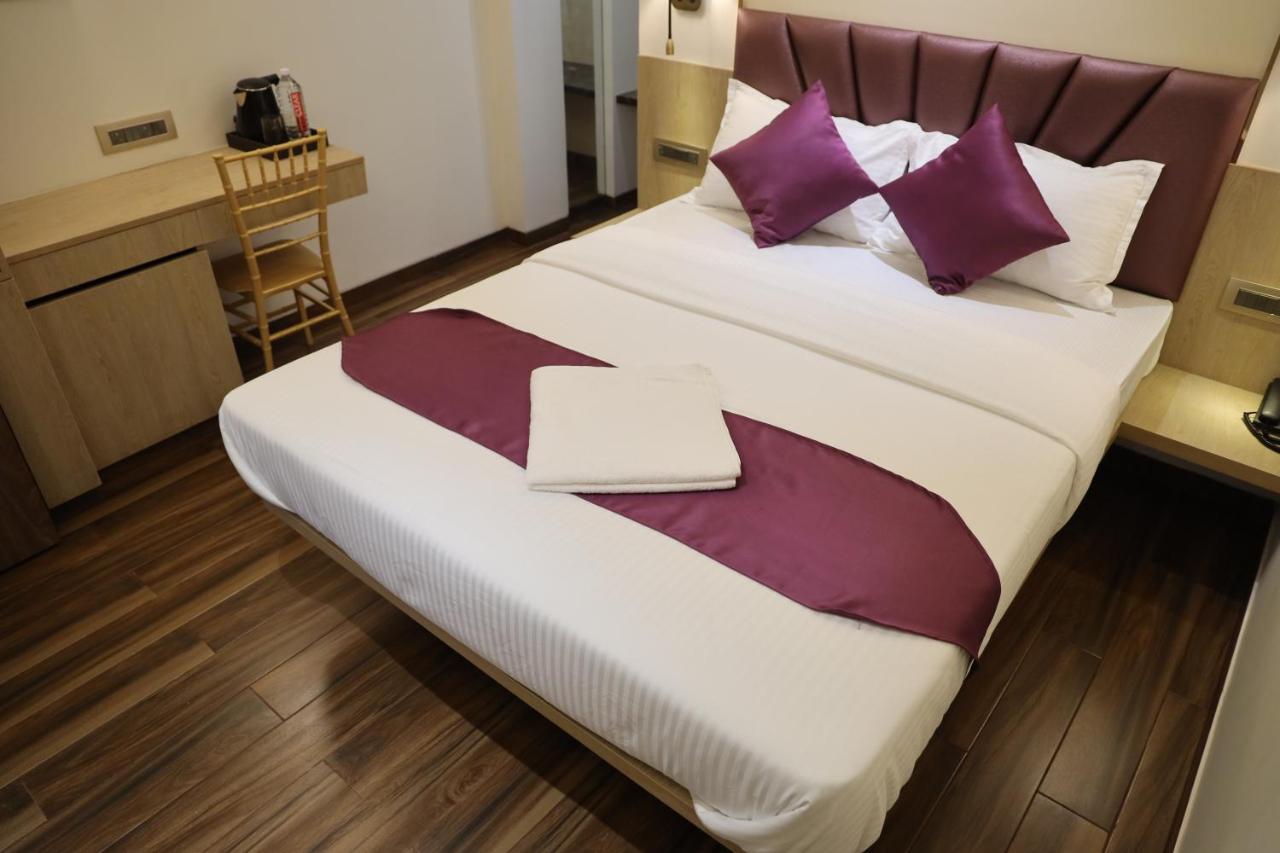 Vishal Hall Hotel Bombay Eksteriør billede