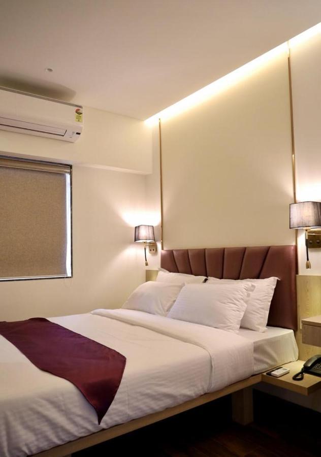 Vishal Hall Hotel Bombay Eksteriør billede